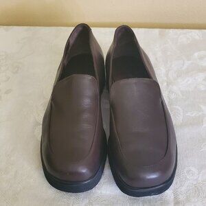 Women s Eddie Bauer leather slip-on shoes item 0158 waffle sole Size 12 brown